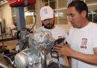 ALUMNOS DE LA UPRO REPARAN MOTOS GRATIS