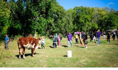 LA GRANJA INTEGRAL AGROECOLÓGICA YA RECIBIÓ LA VISITA DE LA PRIMERA ESCUELA