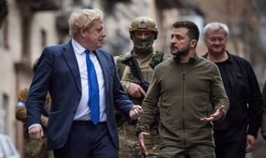BORIS JOHNSON VIAJÓ A KIEV Y PROMETIÓ MÁS ARMAS