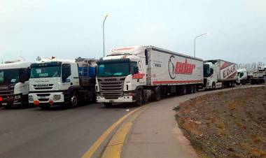 SE MOVILIZAN TRANSPORTISTAS EN DISTINTOS PUNTOS DEL PAÍS, INICIARON MEDIDA DE FUERZA POR LA FALTA DE GASOIL