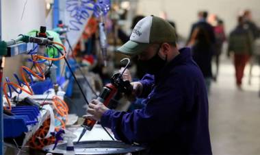 SALARIOS CRECIERON 20,6% EN EL PRIMER CUATRIMESTRE SEGÚN CIFRAS OFICIALES Y PERDIERON ANTE LA INFLACIÓN