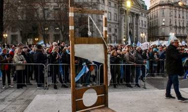 LOS SOCIOS DE LOS MILICOS DE PASEO POR PLAZA DE MAYO