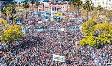 LA PLAZA PIDIÓ QUE EL ODIO QUEDE AFUERA