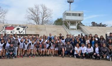 ALBERTO COMPARTIÓ UN ENTRENAMIENTO CON LAS JUGADORAS DEL FEMENINO DEL CLUB DESARROLLO SOCIAL 