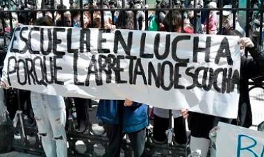 TOMA DE ESCUELAS: PERSECUCIÓN A ESTUDIANTES Y FAMILIAS