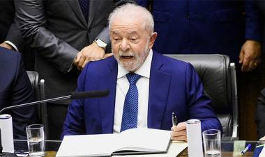 LULA FIRMÓ UNA DECENA DE DECRETOS TRAS ASUMIR COMO PRESIDENTE DE BRASIL