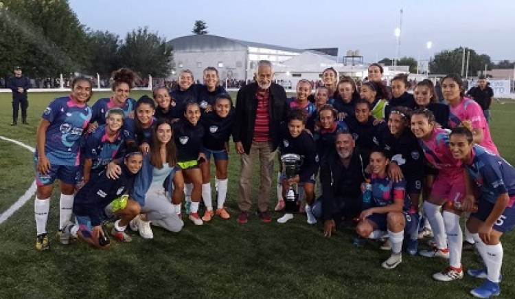 FÚTBOL FEMENINO: EL GOBERNADOR DISFRUTÓ DEL PARTIDO AMISTOSO ENTRE RIVER PLATE Y LA SELECCIÓN DE SAN LUIS