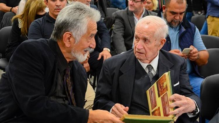 ALFREDO CALDERÓN BATTINI, EL CREADOR DEL ESCUDO PROVINCIAL TALLADO EN NOGAL