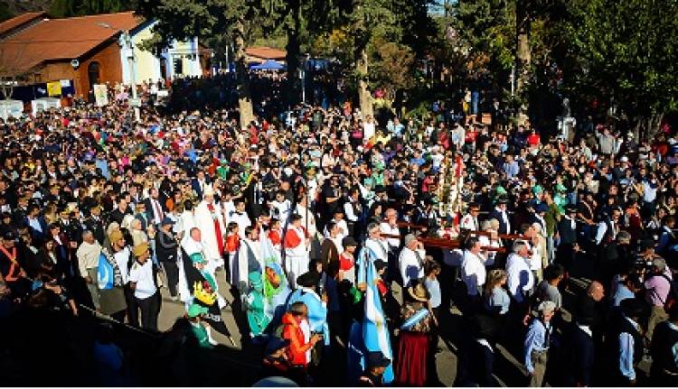 UNA MULTITUD EN LA TRADICIONAL PROCESIÓN AL CRISTO DE LA QUEBRADA