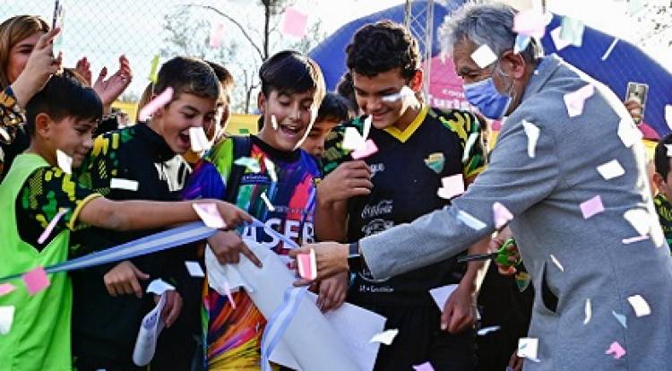 ALBERTO INAUGURÓ UNA CANCHA SINTÉTICA EN EL CLUB ASEBA Y ANUNCIÓ LA CREACIÓN DE LA ESCUELA GENERATIVA