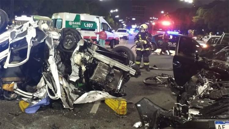 DOS JÓVENES MURIERON POR EL CHOQUE MÚLTIPLE FRENTE AL HIPÓDROMO DE PALERMO EN UN TRÁGICO HECHO EN BUENOS AIRES