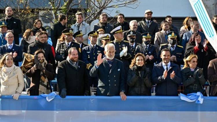EL GOBERNADOR ENCABEZÓ MULTITUDINARIO DESFILE CÍVICO MILITAR DEL 25 DE MAYO