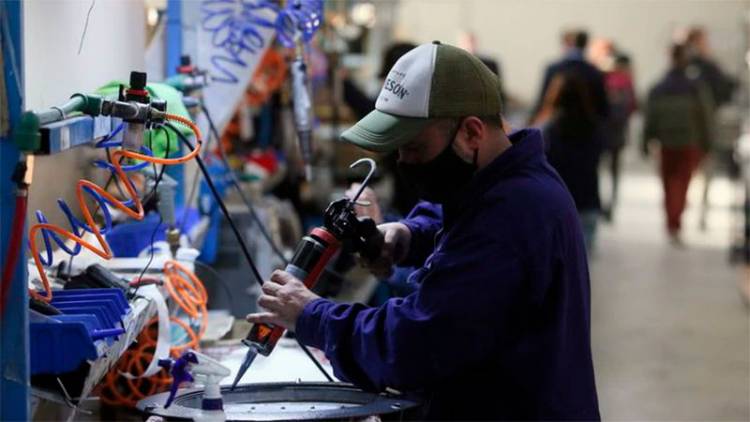 SALARIOS CRECIERON 20,6% EN EL PRIMER CUATRIMESTRE SEGÚN CIFRAS OFICIALES Y PERDIERON ANTE LA INFLACIÓN