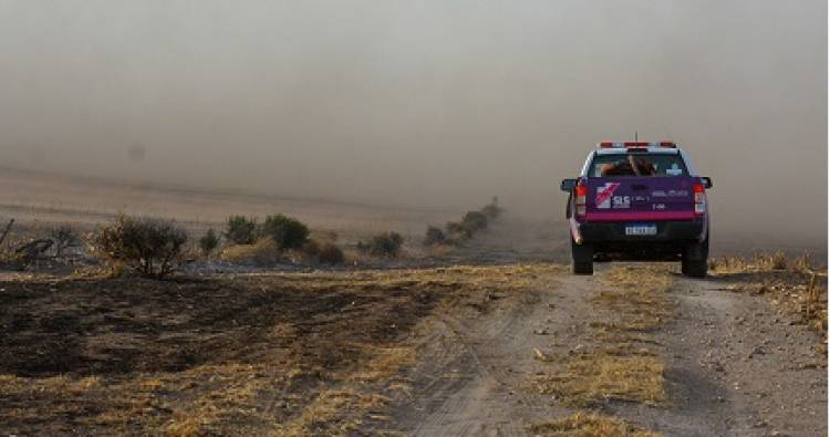 ARDUA TAREA PARA EXTINGUIR EL FUEGO EN EL TRAPICHE