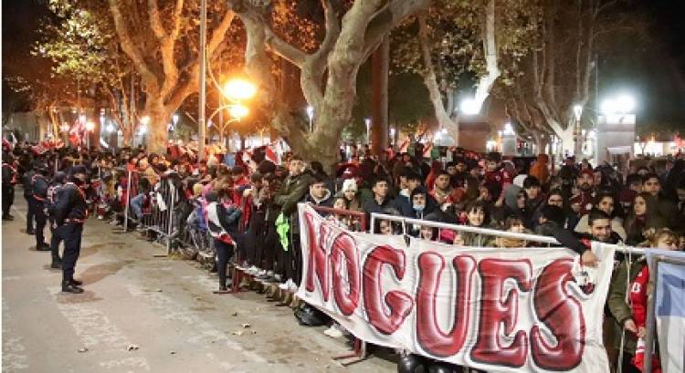 RIVER LLEGÓ A VILLA MERCEDES Y FUE RECIBIDO POR UNA MULTITUD