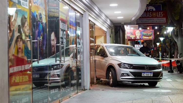 MENDOZA: ARRESTO DOMICILIARIO PARA EL CONDUCTOR QUE ATROPELLÓ A 23 PERSONAS EN LA PUERTA DE UN TEATRO