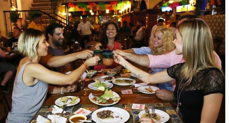 MISTERIO: RESTAURANTES LLENOS EN EL DIA DEL AMIGO