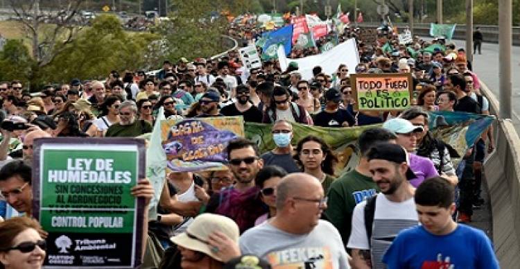 UNA MULTITUD POR LA LEY DE HUMEDALES Y CONTRA LAS QUEMAS