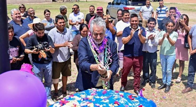 EL GOBERNADOR ENTREGÓ UN TRACTOR E INAUGURÓ UNA PLAZA EN LA COMUNIDAD BOLIVIANA