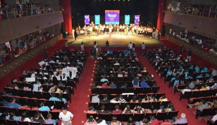 INTERCOLEGIALES CULTURALES PREMIÓ A LOS “DESTACADOS EN ESCENA”