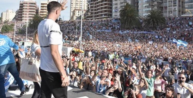 UNA MULTITUD OVACIONÓ A DIBU MARTÍNEZ EN MAR DEL PLATA