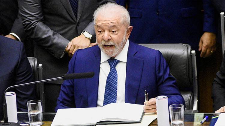 LULA FIRMÓ UNA DECENA DE DECRETOS TRAS ASUMIR COMO PRESIDENTE DE BRASIL