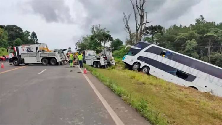 TURISTA ARGENTINA Y SU HIJO DE 3 AÑOS MURIERON AL DESBARRANCAR ÓMNIBUS EN BRASIL